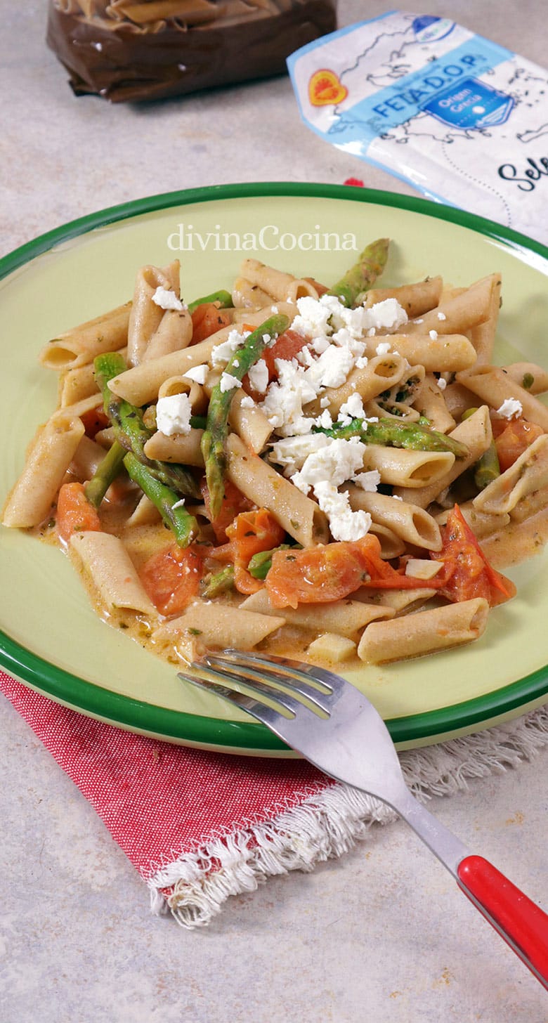 pasta integral con tomate y esparragos