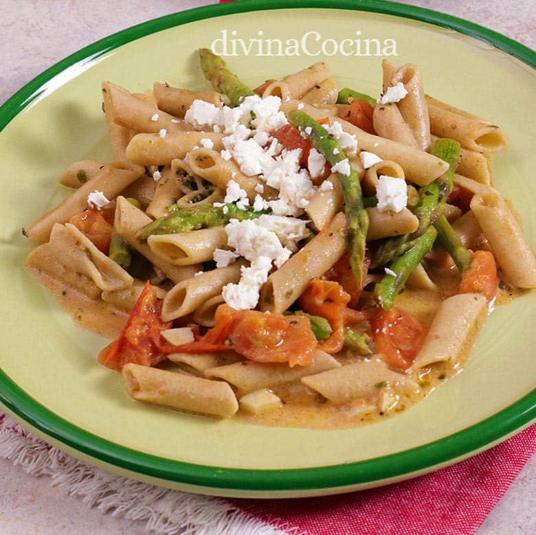 pasta integral con tomate y esparragos