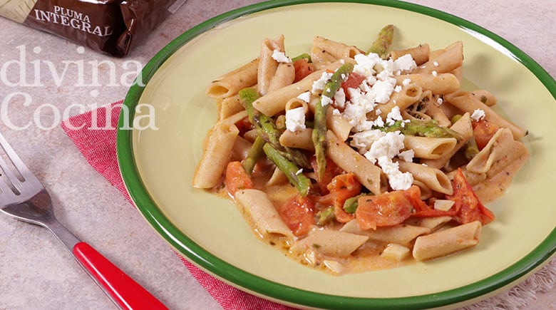 pasta integral con tomate y esparragos