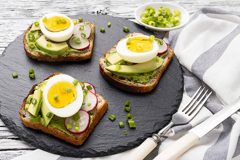 desayunos detox tostadas de aguacate y huevo