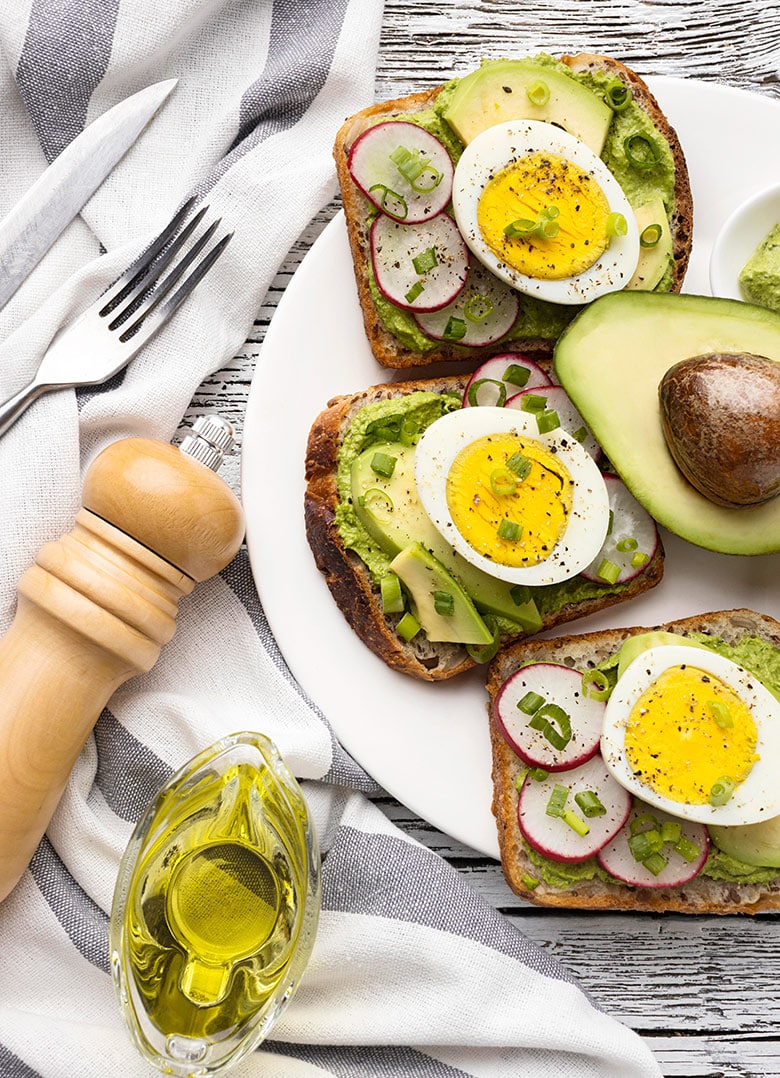 desayunos detox tostadas de aguacate y huevo