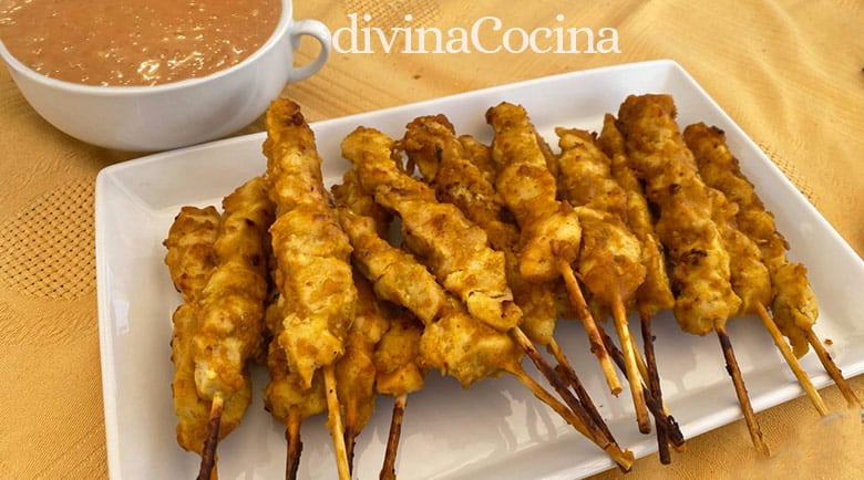 brochetas de pollo say salsa satay