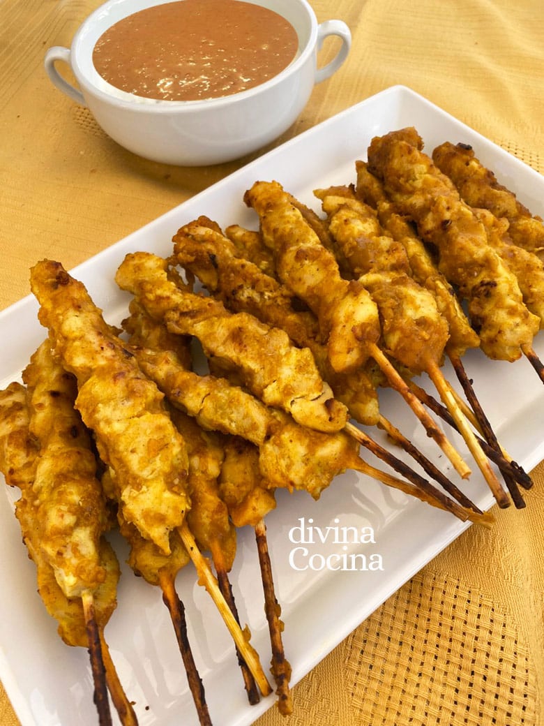 brochetas de pollo satay con salsa satay