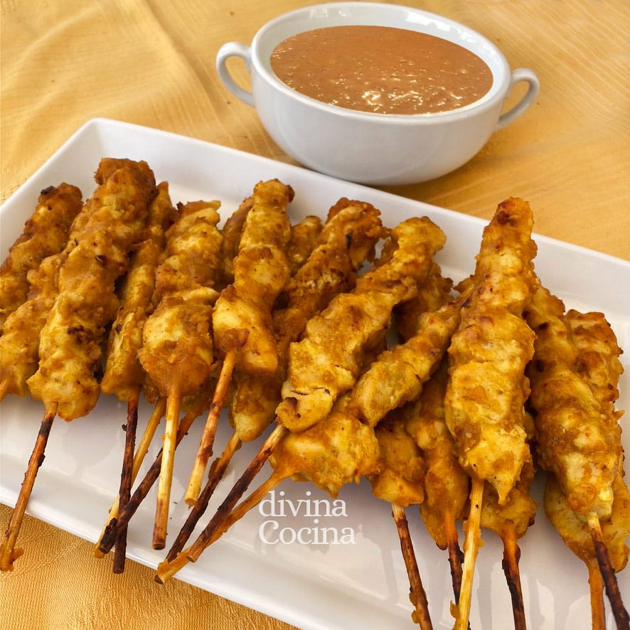 brochetas de pollo satay con salsa satay