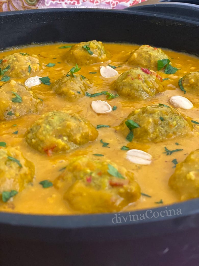 albóndigas al curry con almendras