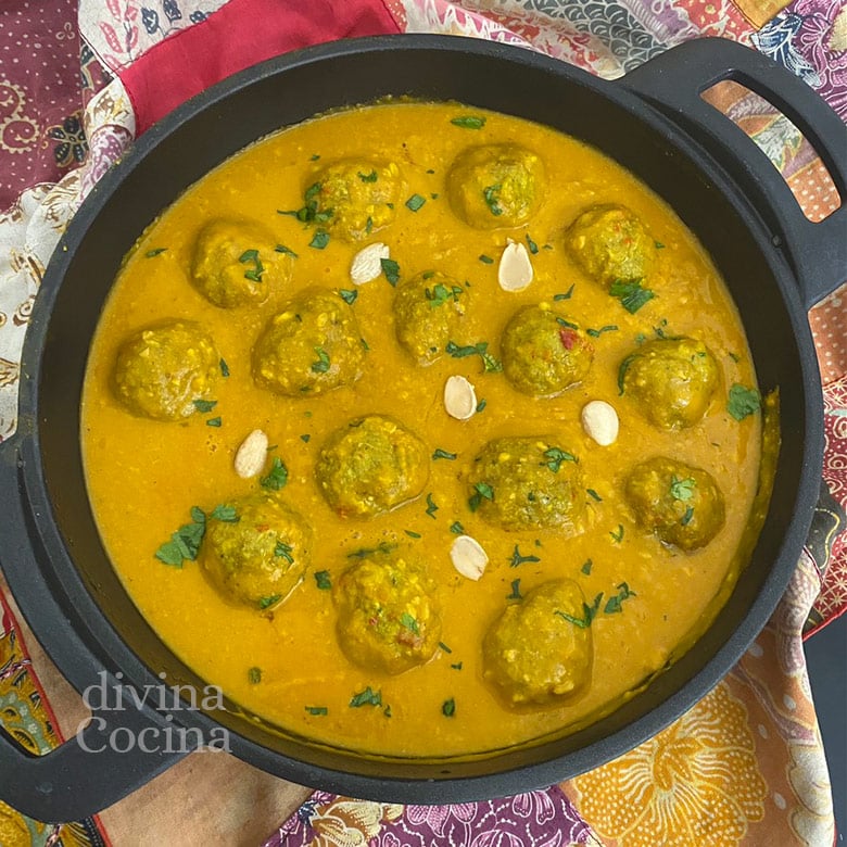 albóndigas al curry con almendras