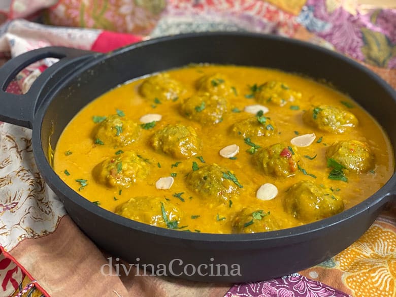 albóndigas al curry con almendras