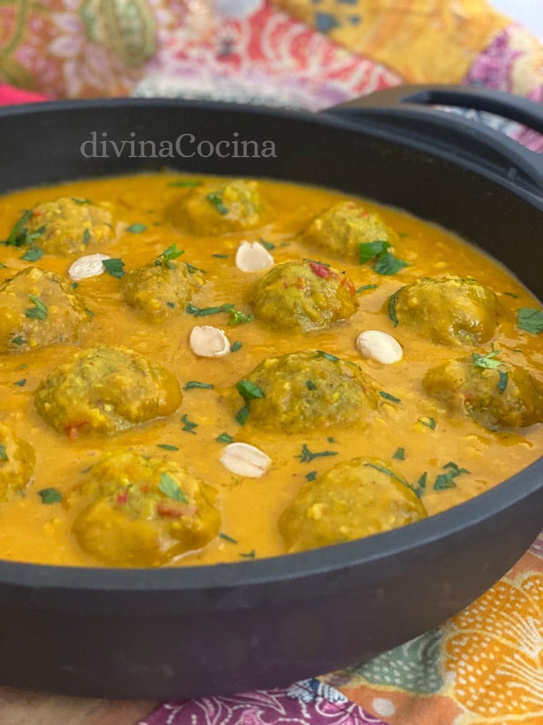 albóndigas al curry con almendras