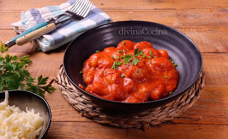 Ñoquis con tomate y queso