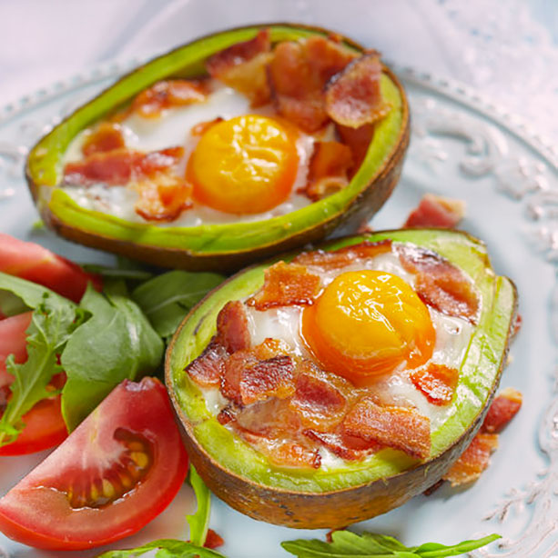 aguacates con huevo bacon