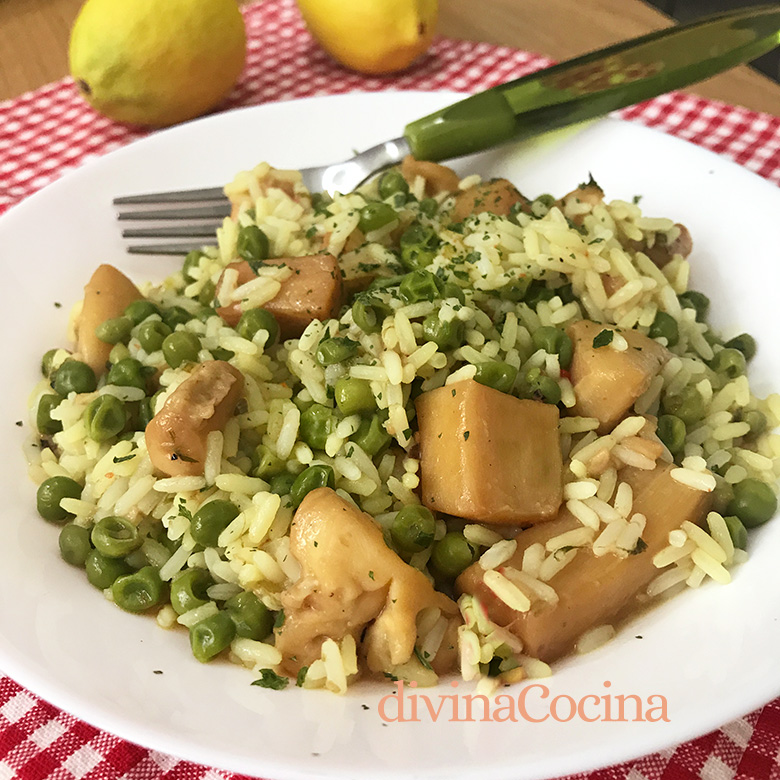 Arroz con chocos y guisantes