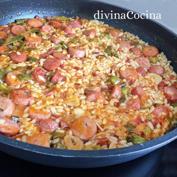 arroz con salchichas