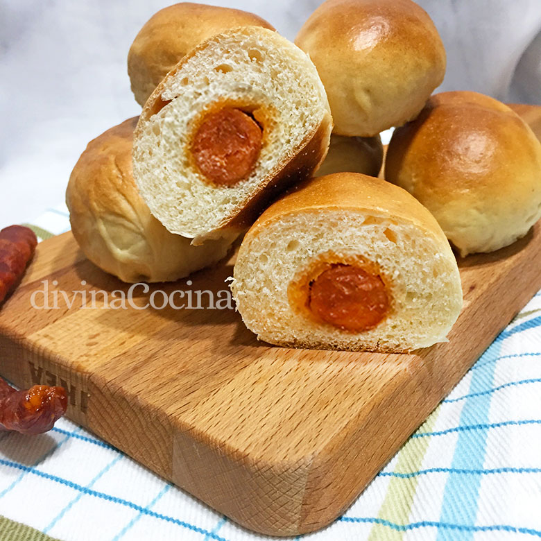 bollitos rellenos de chistorra o salchicha