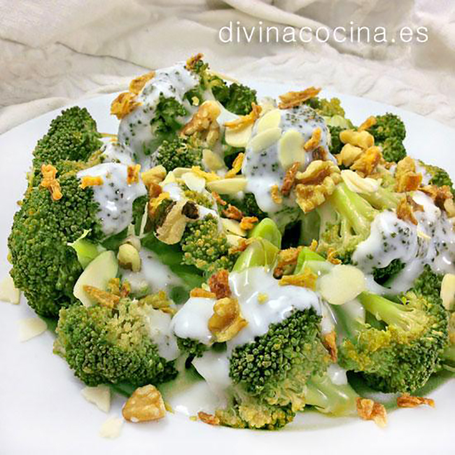 brocoli con salsa de queso y frutos secos