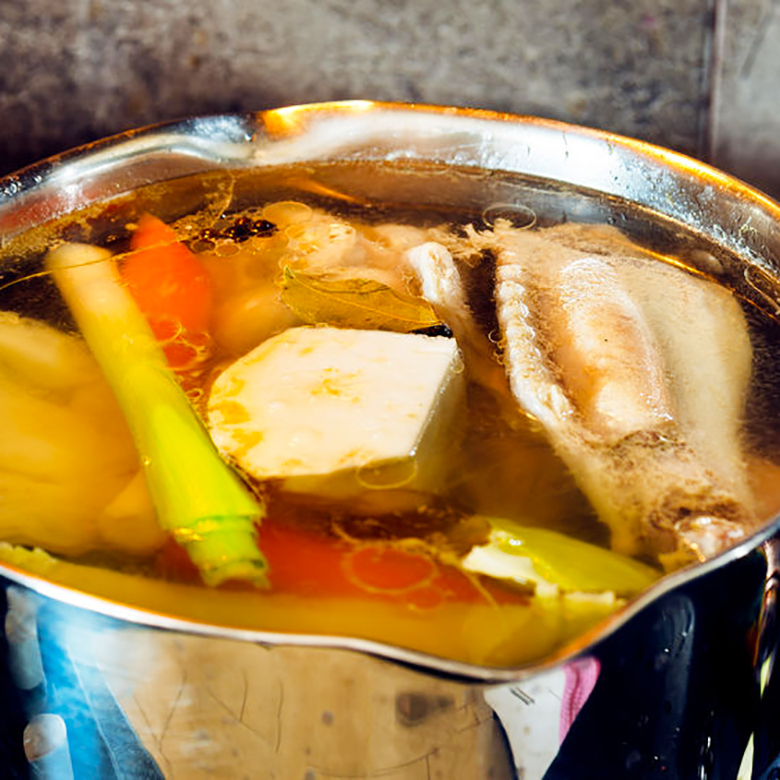 Caldo de pollo casero