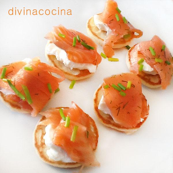 Canapes de salmon sobre blinis para Navidad