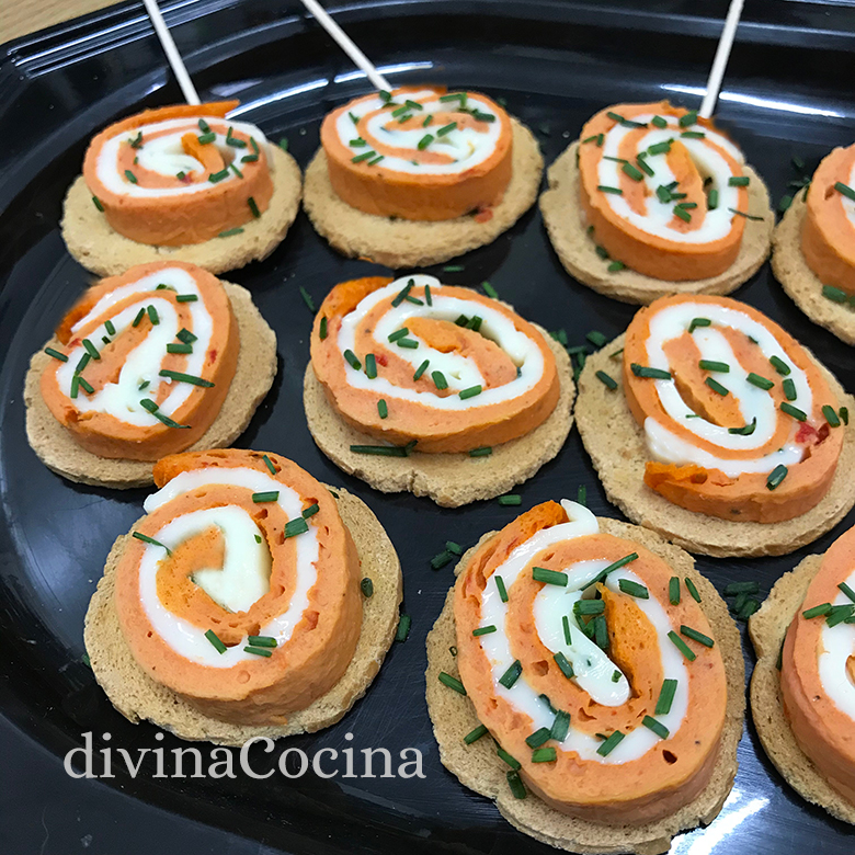 CANAPES ESPIRALES QUESO PIMIENTO