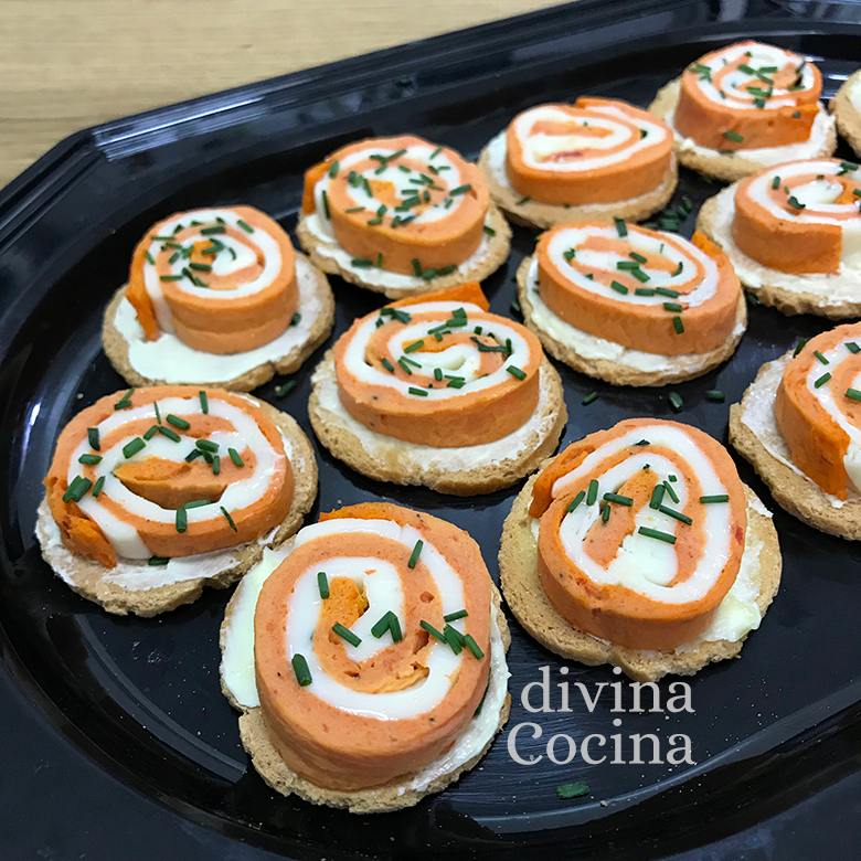 Canapés de queso y pimientos rojos