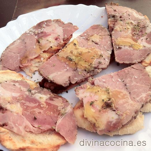 carne-mechada sobre tostaditas, con orégano y aceite de oliva