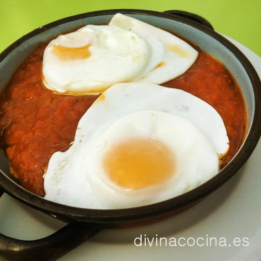 cazuela de tomate frito de espumadera con huevo