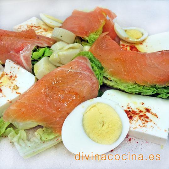 cogollos con salmón y queso fresco