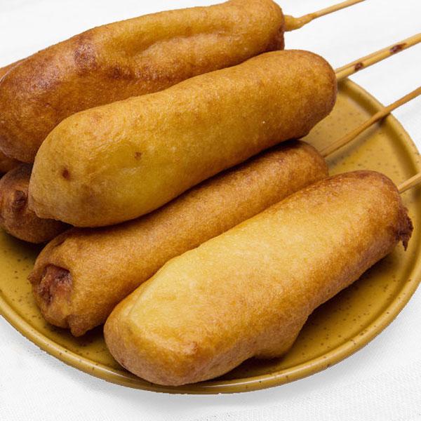 corn dogs en un plato