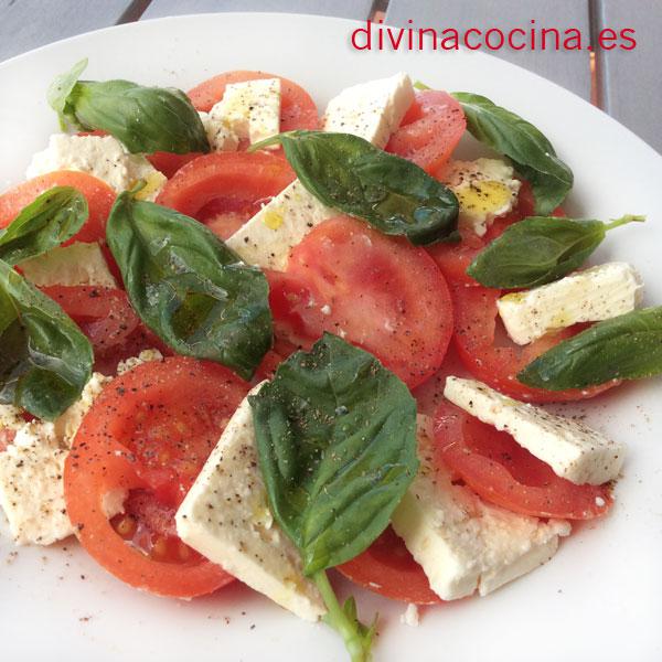 Ensalada de tomate y queso