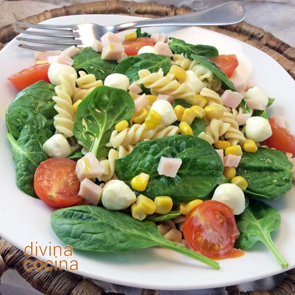 ensalada de espinacas frescas y pasta