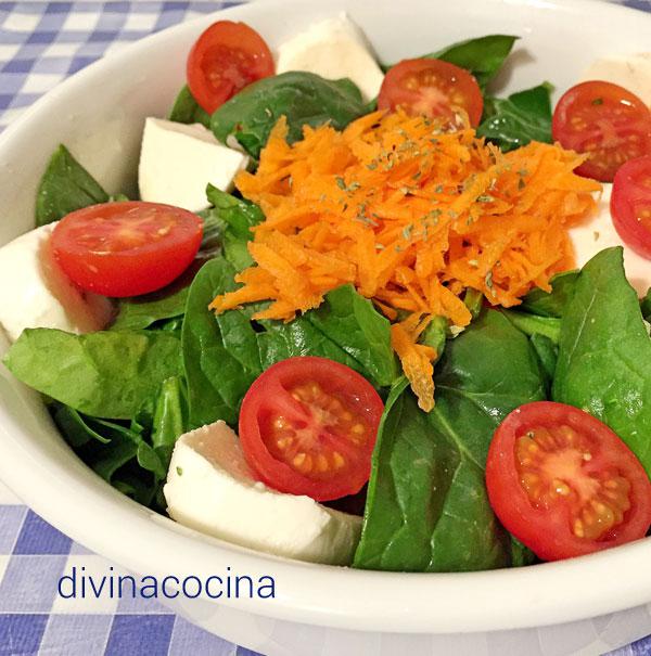 ensalada de espinacas con vinagreta roja