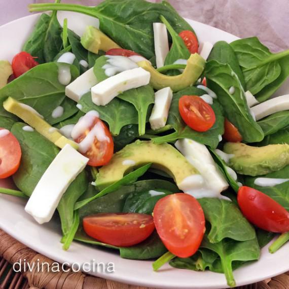 Ensalada de espinacas con vinagreta de yogur - DIVINA COCINA