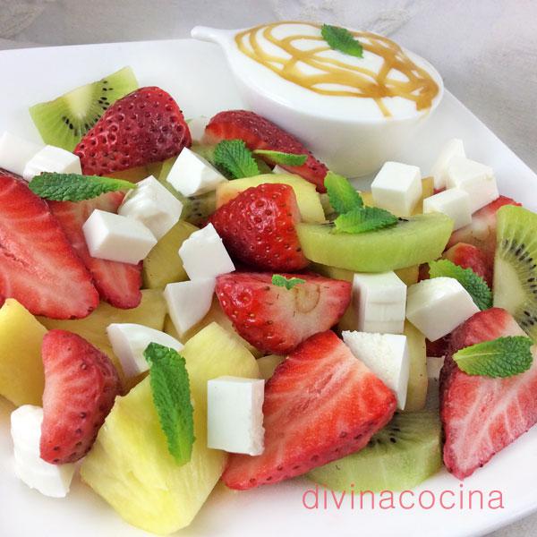 ensalada de frutas y queso fresco o requesón