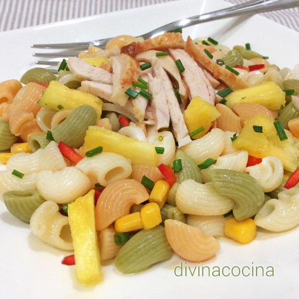 ensalada de pasta con pollo y fruta