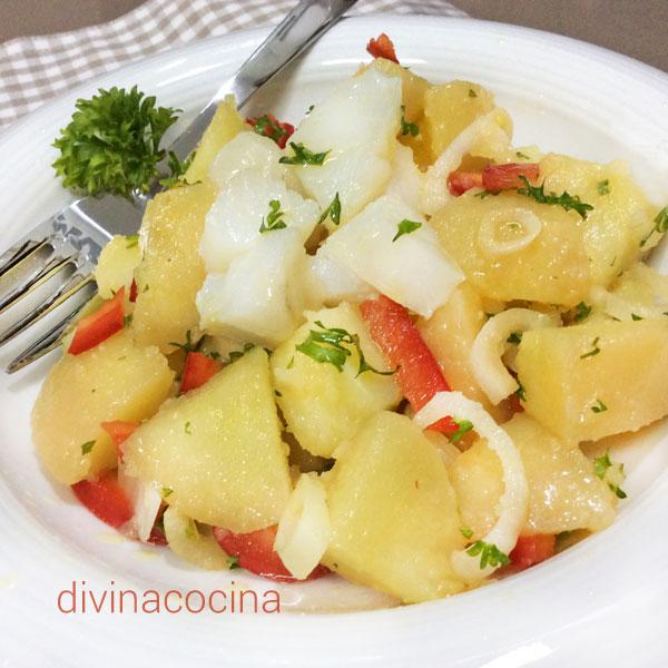 ensalada de patatas con bacalao