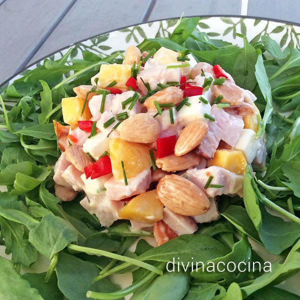 ensalada de pollo melocotón y almendras