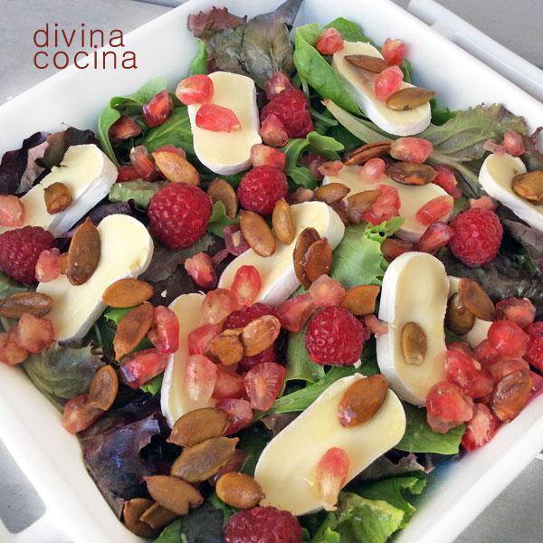 ensalada de queso y frutos rojos