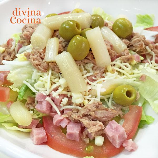 ensalada sabrosa con jamón y queso