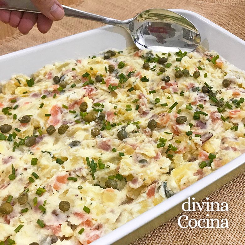 ensaladilla de ahumados en una bandeja