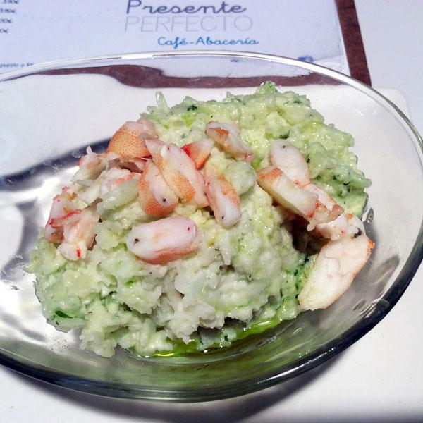 ensaladilla verde con langostinos