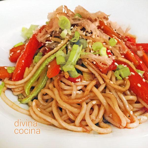 Fideos chinos salteados con verduras - Receta de DIVINA COCINA