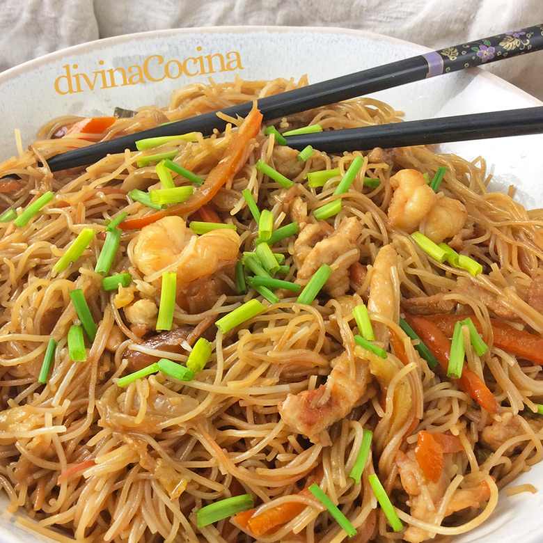 Wok de fideos chinos con gambas y verduras