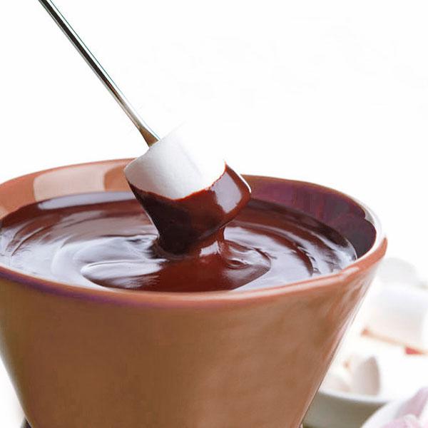 Fondue de chocolate con frutas y galletas