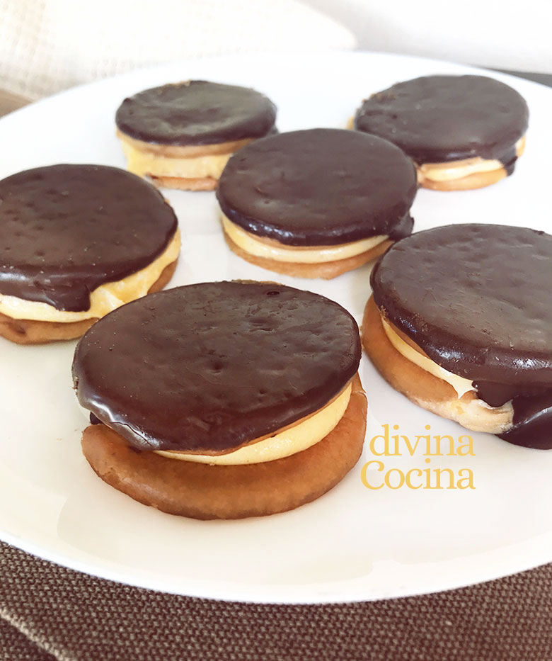 galletas rellenas de crema con cobertura de chocolate