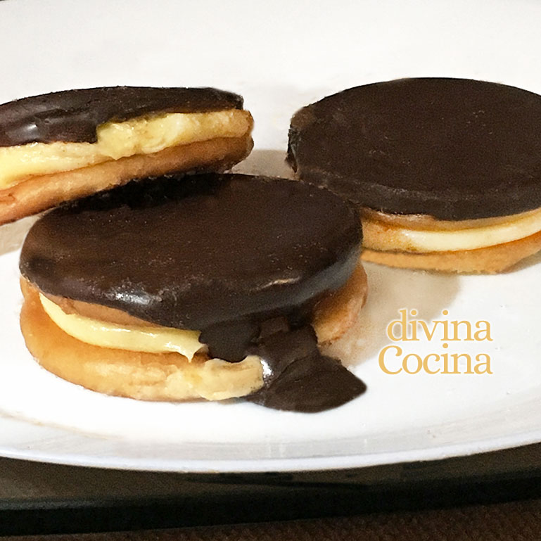 galletas rellenas de crema con cobertura de chocolate