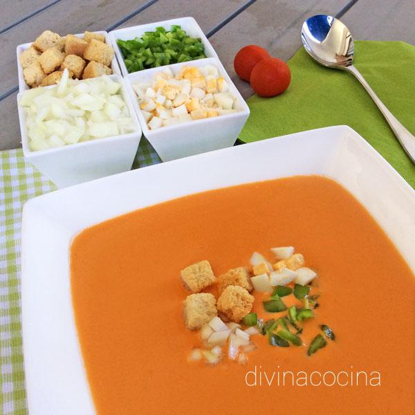 Gazpacho andaluz con su guarnición