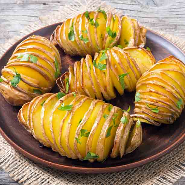  patatas hasselback en un plato