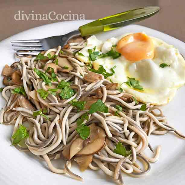 huevos-con-gulas-y-setas-o-champinones