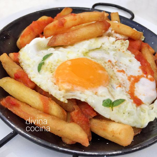 huevos con patatas bravas