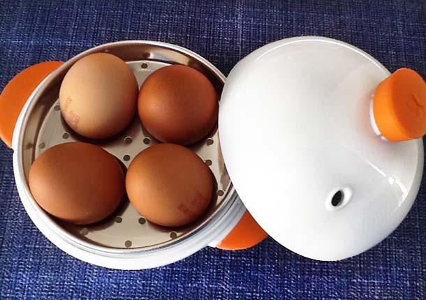 Huevos duros con cáscara en microondas - Cocina