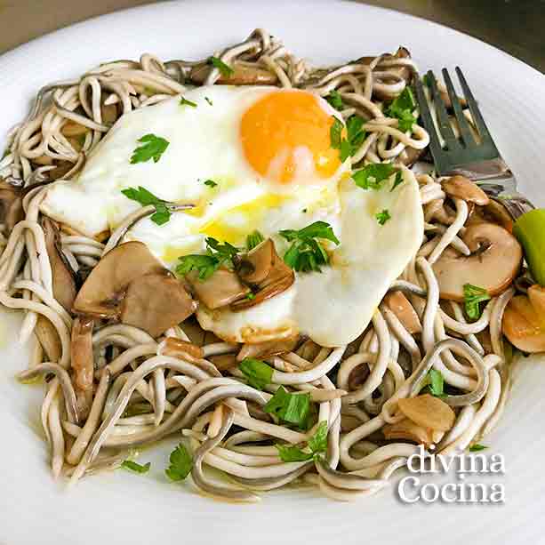 huevos-gulas-setas-champinones