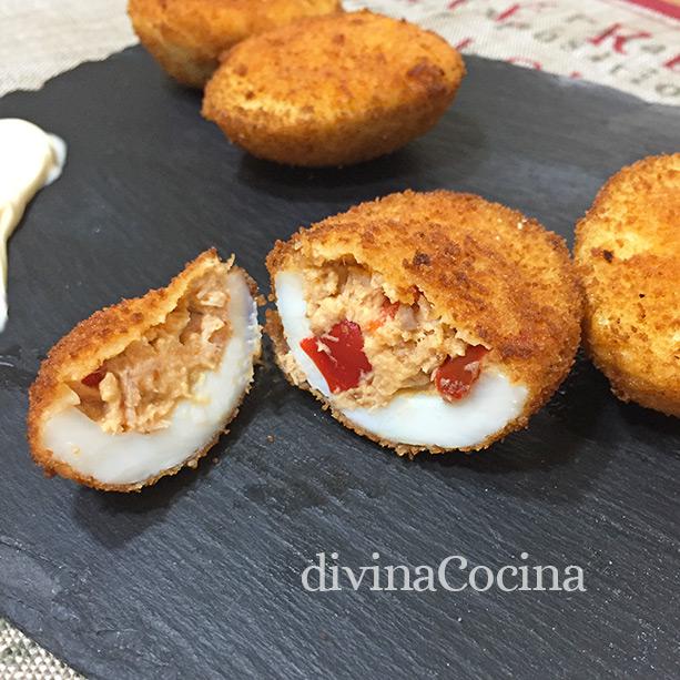 Huevos rellenos empanados